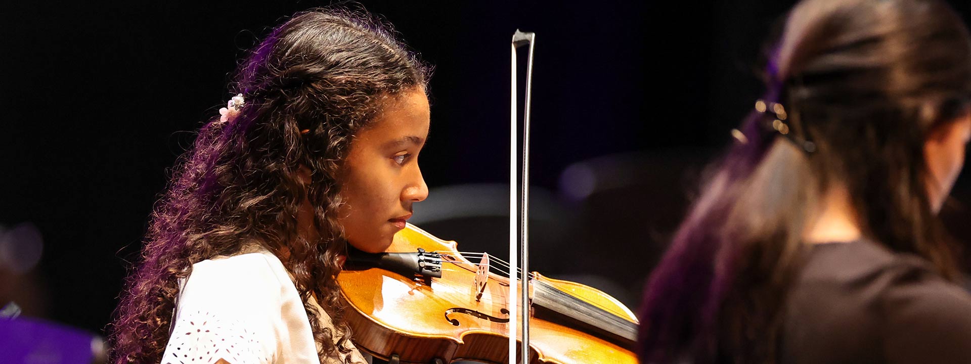 student playing violin at a conzert